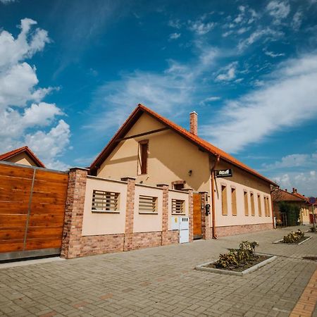 Németh Apartmanházak Mórahalom Exterior foto